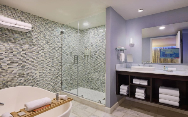 Renaissance Arlington Capital View Hotel