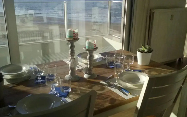 Apartment Raversijde with Seaview