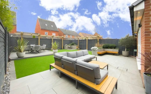 Stunning 4 Bed House With Cinema Room & Parking