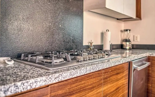 Luxury 2 BR Condo Near Golf Courses and Marina