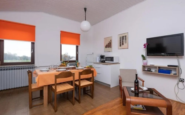 Bruno - Spacious Yard - A1