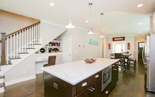 4BR/3BA Music Row House B by RedAwning