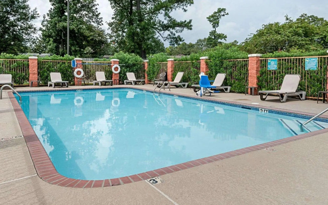 Quality Suites Sulphur