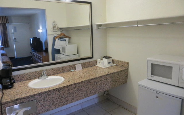 Travelodge by Wyndham Banning CA Near Casino/Outlet Mall