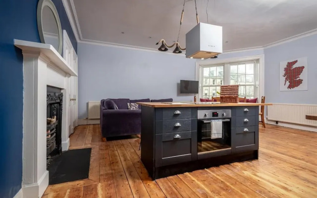 Market Street Apartment Sleeps 6