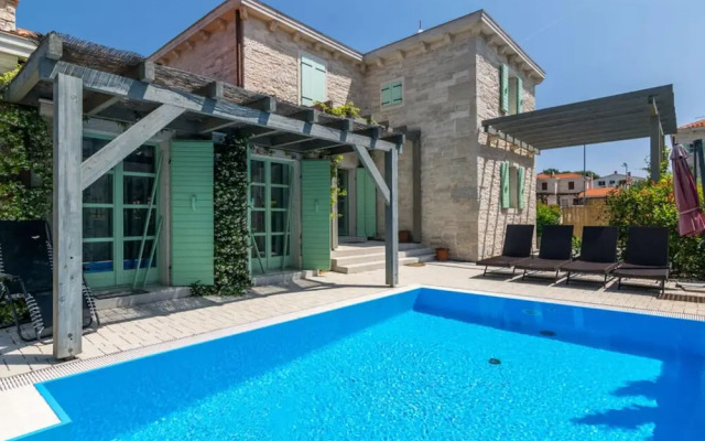Villa Zelda Comfortable Holiday Residence
