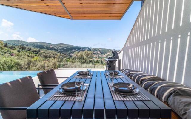 Villa Beyond the Horizon