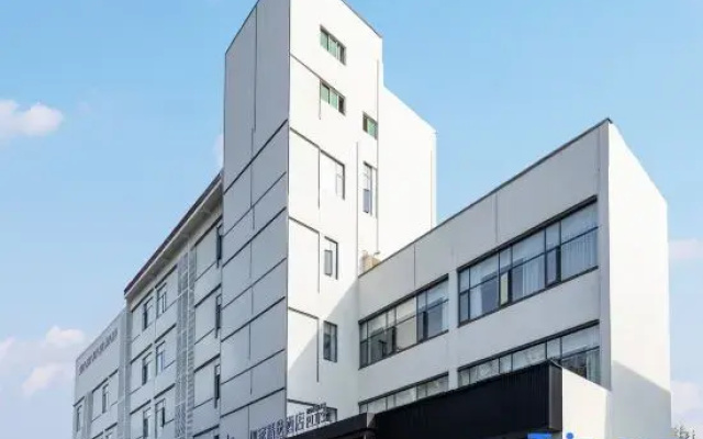 Home Inn Plus (Mianyang Municipal Government High‑Speed Rail Station Branch)