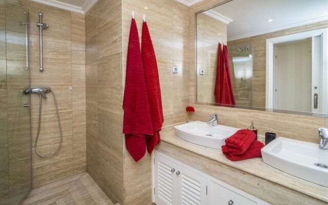 HB First beach line apartment in Hacienda beach Roomservice