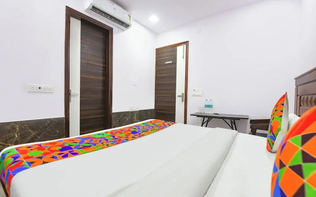 FabHotel Cosy Rooms - Near Embassies, DU South Campus