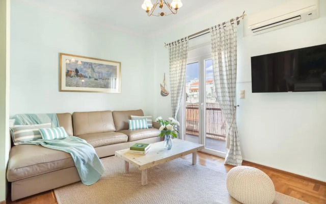 Bright, Calming Retreat With a Balcony Near Metro!