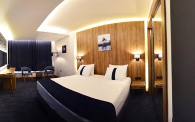 Monarch Hotel