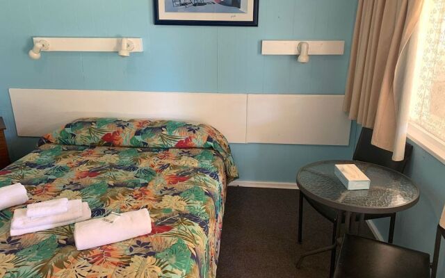 Outback Quarters Motel Hay