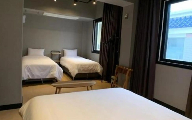 Renaissance Hotel - Hostel