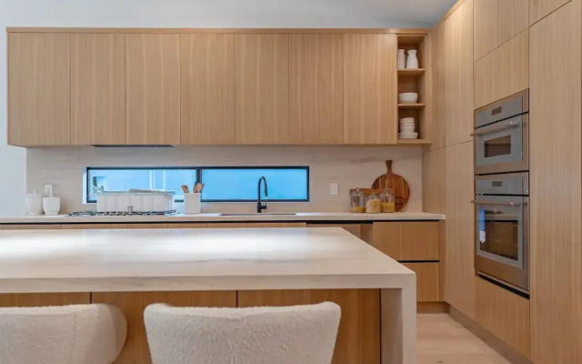 Noble Modern - Urban Sanctuary in Sherman Oaks With Poolside and Patio