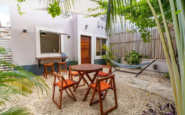 Tropical House With Private Pool in Downtown
