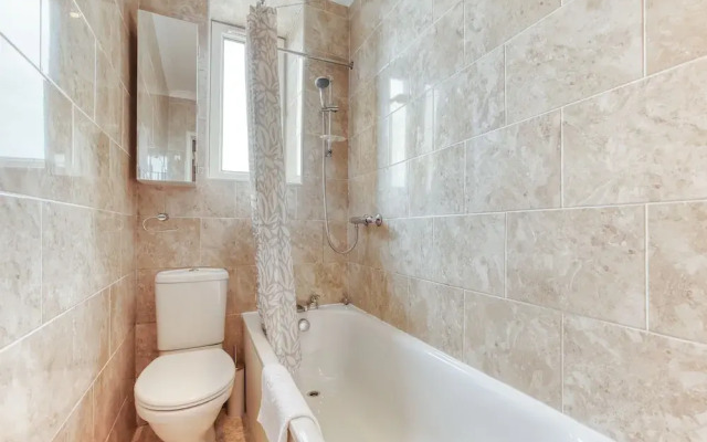 Bright One Bedroom West End Apartment