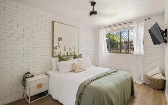 Markwell Surf · Courtyard Stay Steps from Beach – Guest Rooms – Gold Coast