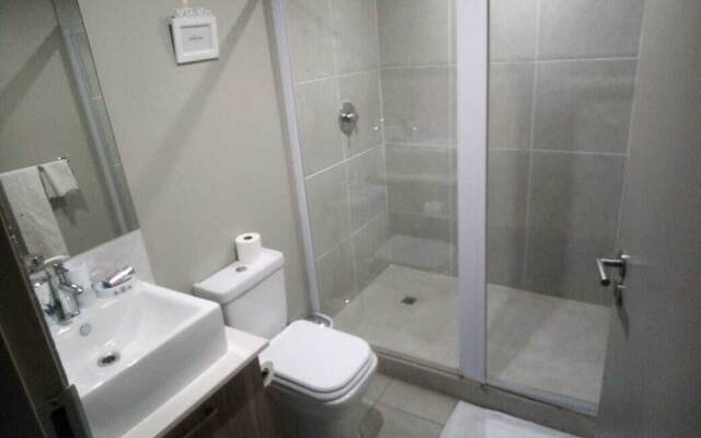 Lovely Rosebank 1-bedroom condo with pool & cinema