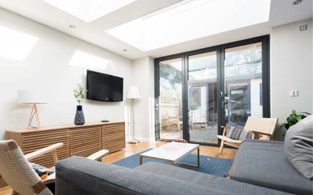 The Navy Court - Scandinavian Inspired 4BDR Central Home