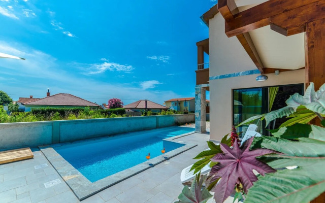 Villa "Luscinia"