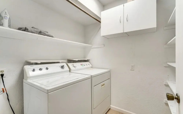 4 Mi to Downtown Tucson: Peaceful Townhome!