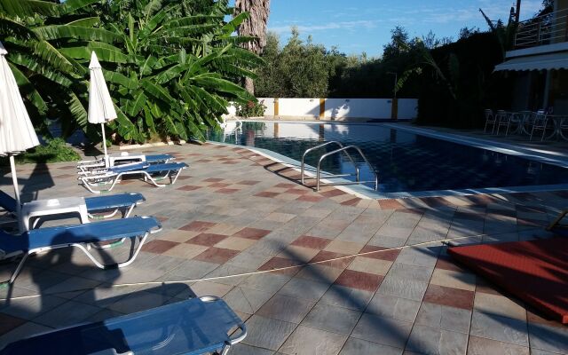 Yanna Studios & Apartments