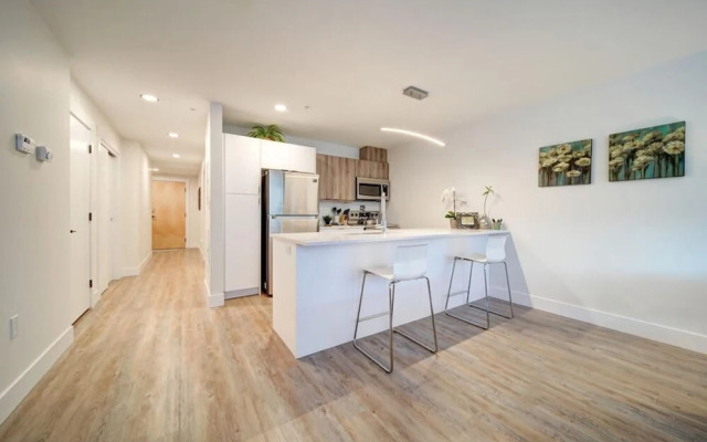 Luxurious Modern 2BR Condo Slps-5 Coffee AC Wifi