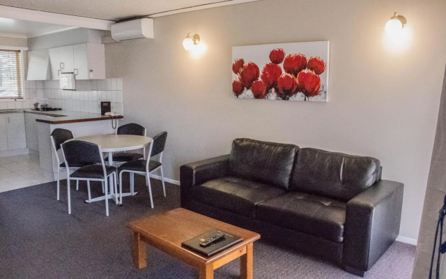 Blue Whale Motor Inn & Apartments