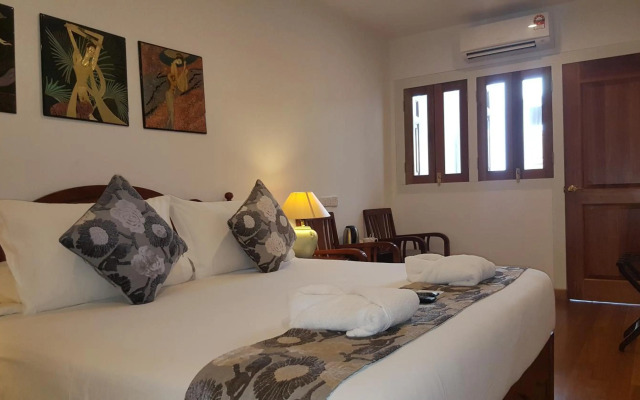 Heeren Straits Hotel