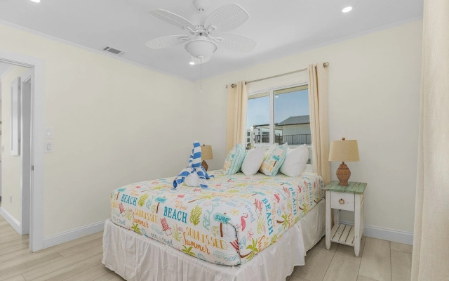 920 Bay Breeze Bungalow: Stunning Bay View Home W/ Heated Pool! 2 Bedroom Home
