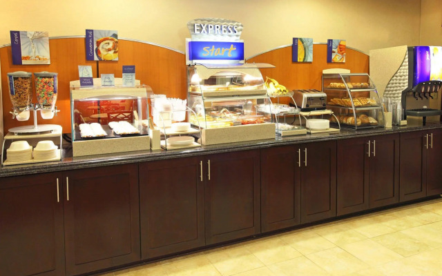 Holiday Inn Express and Suites Henderson by IHG