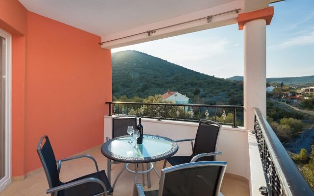 3 - Modern Apartment With Garden, 80m From Beach