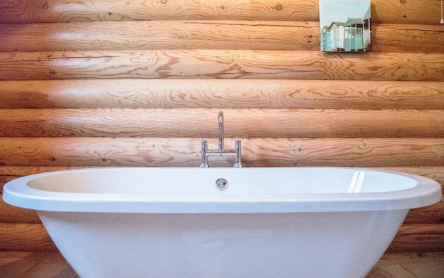 Willow Lodge With Hot Tub, Kingfishers