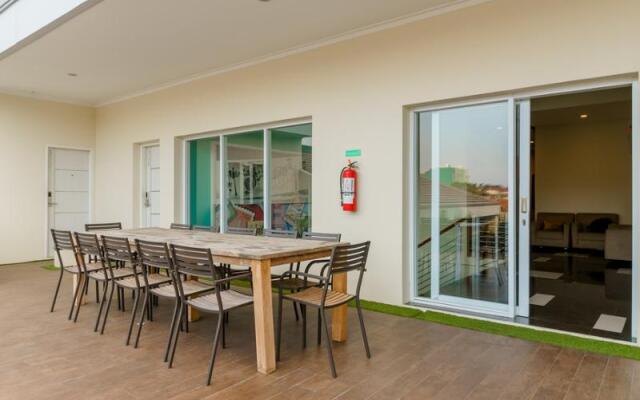 RedDoorz Plus @ Point Phila Cihampelas