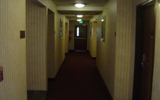 HomeTown Inn & Suites