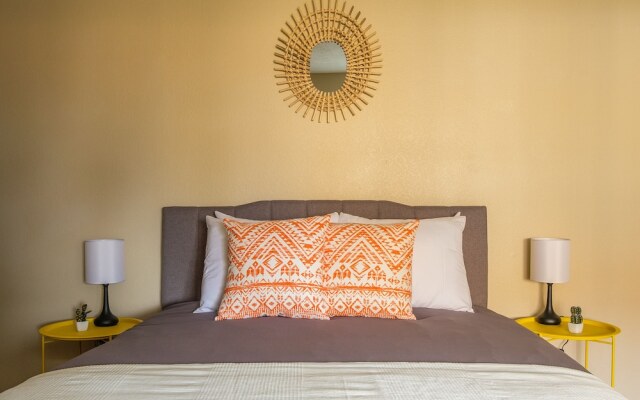 2 BR Apt w/ Pool, Laundry & Wifi by Frontdesk