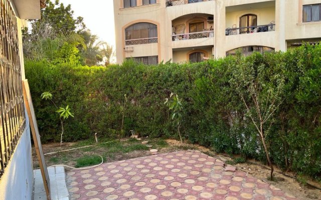 Comfortable apartment with a private garden near AUC شقه فندقيه