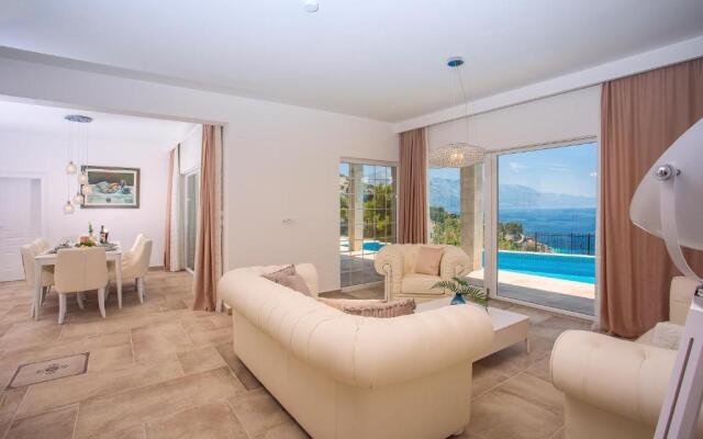 Villa Porto Mimice, 40sqm Heated Private Pool, 4 bedrooms, Sauna, Gym, Billiard