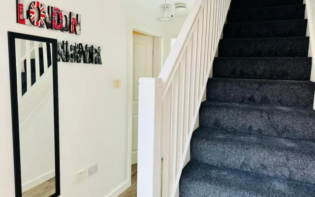 4-bed Charming Pet-friendly House w/ Garden