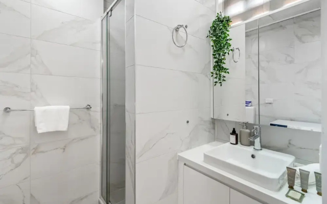 Cozy 1BR Stay in South Yarra With Parking & Wi-fi