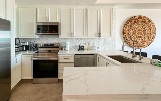 Luxury Ocean View Condo w Huge Deck