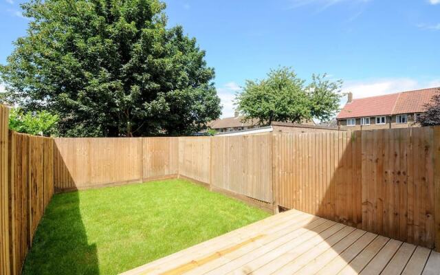 Charming 5 Star 3 Bed London Flat, Garden, Parking