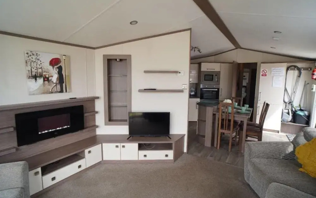 Caravan - Sleeps 8 - Pets Ok - Parking