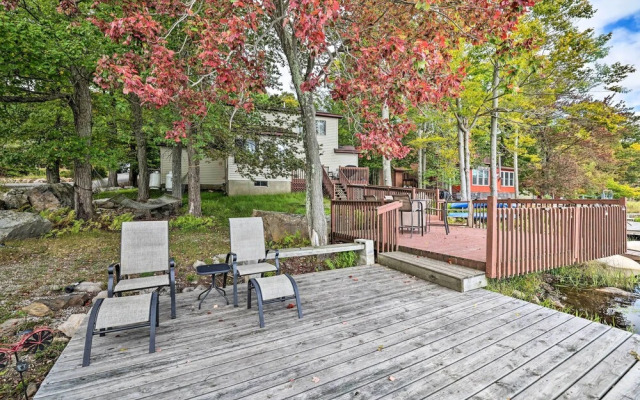 Game Room & Kayaks: Lakefront Poconos Home!