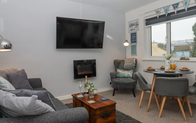 3 Dolphin Court