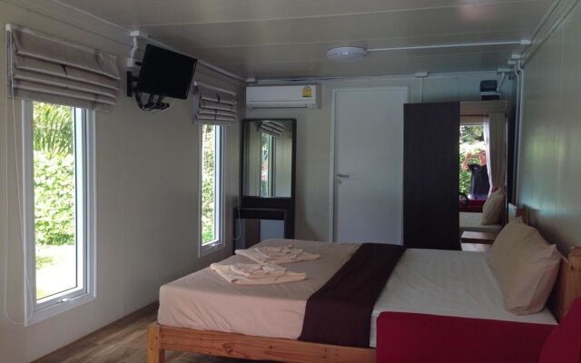 Check In & Chill Out Laem Sok Pier