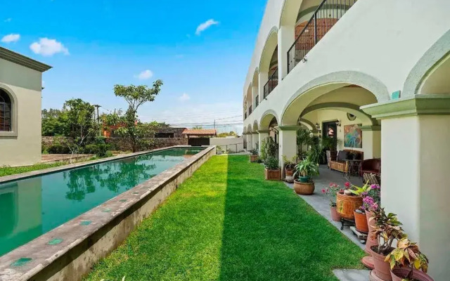 Studio With Salt Water Pool