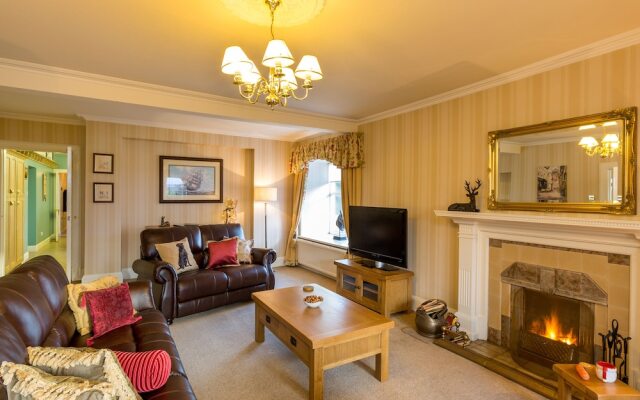 Vicarsford Farmhouse with Hot Tub near St Andrews