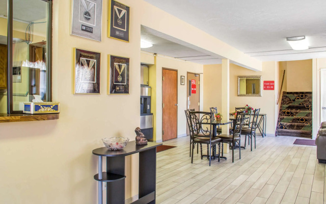 Econo Lodge Lansing - Leavenworth